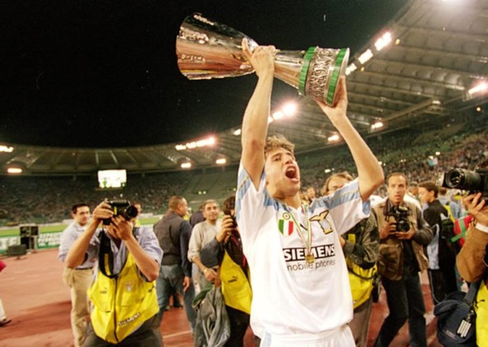 3. Serie A – Hernan Crespo (từ Parma tới Lazio, tháng 8/2000 – 48,5 triệu bảng): Khi đó Crespo lập kỷ lục chuyển nhượng của thế giới bóng đá và ngay mùa đầu tiên, anh ghi 26 bàn để đoạt ngôi Vua phá lưới. Tuy nhiên Lazio mất ngôi vô địch Serie A năm đó, và ở mùa giải kế tiếp Crespo bị chấn thương hành hạ. Sự ra đi của Juan Veron và Pavel Nedved khiến Crespo không có được sự hỗ trợ to lớn như năm 2001 nhưng anh vẫn ghi được nhiều bàn thắng. Mặc dù vậy, sự suy sụp tài chính ở Lazio khiến họ bán đi Crespo sang Inter Milan chỉ sau 2 mùa giải.